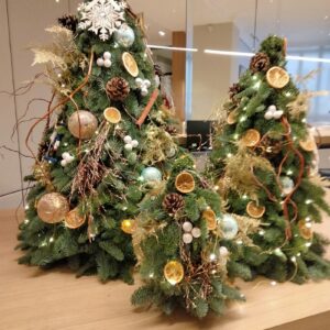 Trio de mini sapins de Noël naturel décoré