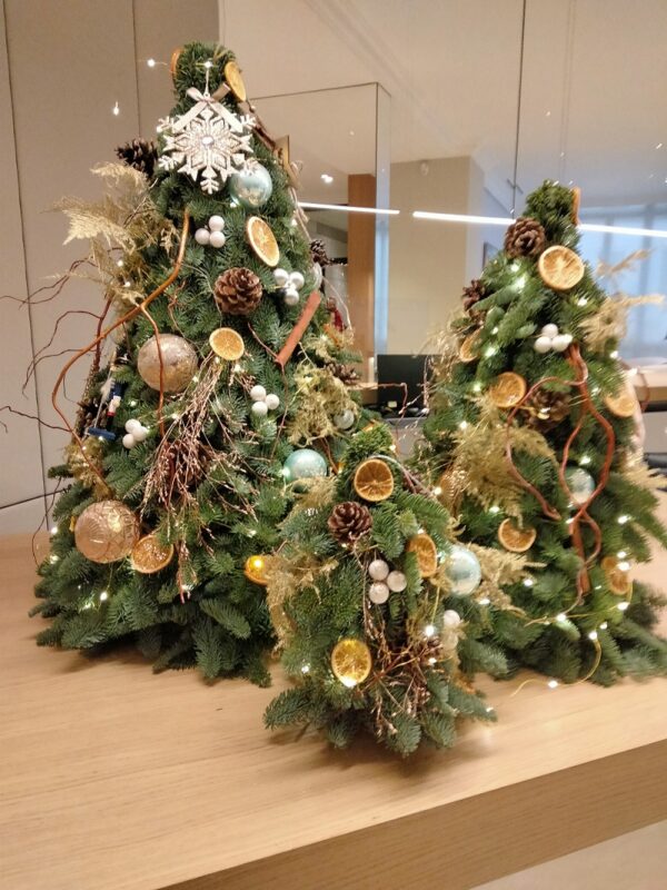 Trio de mini sapins de Noël naturel décoré